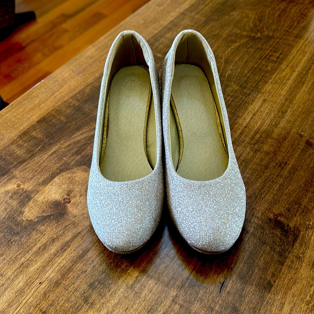 Gold sparkle pumps